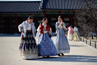 女人穿着白色和黑色的衣服走在大街上
